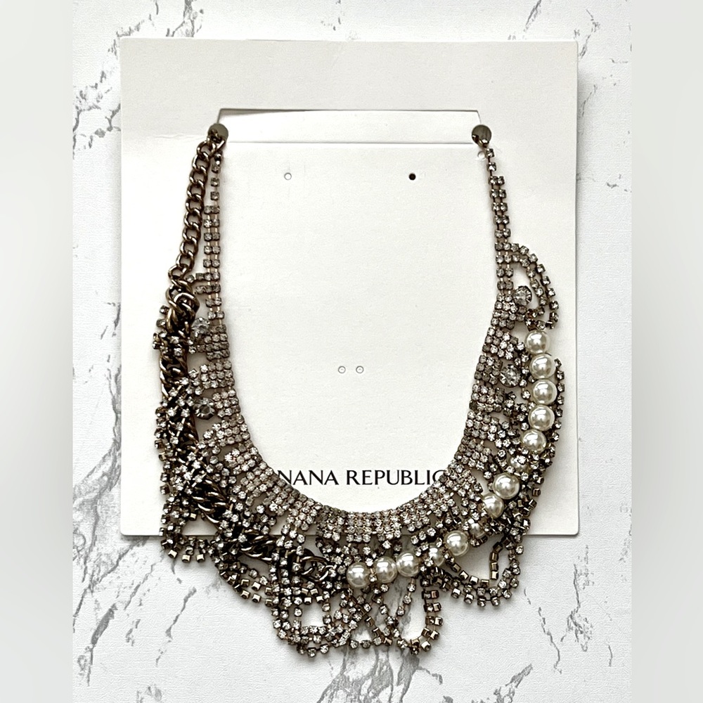 🌸 Banana Republic crystal swag necklace